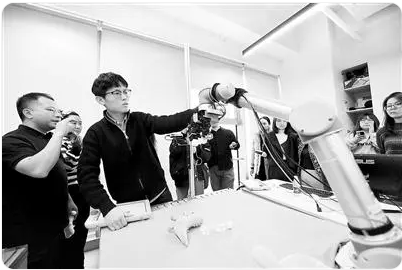 北京出台系列政策推动人形机器人从“仿人”技术向“类人”演进