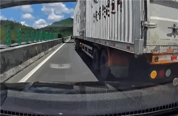 开了辅助驾驶眼睁睁看着追尾半挂车 司机：我以为它能刹住