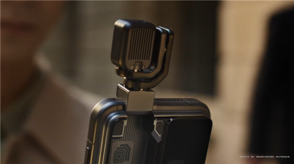 颠覆形态！全球首款机器人手机登场 影石CEO刘靖康点赞荣耀Robot Phone：杰作