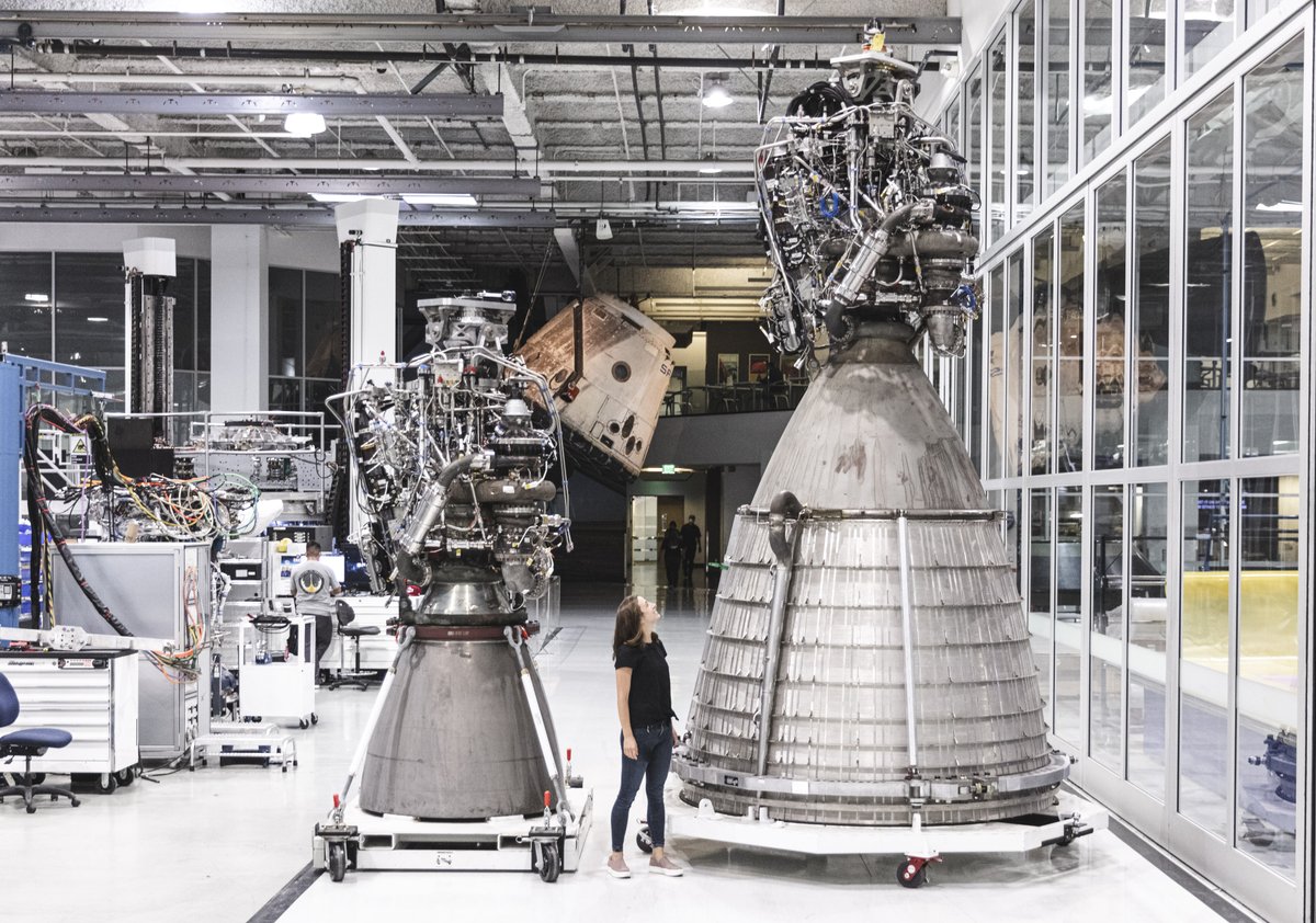 第一台星舰真空猛禽发动机从SpaceX位于加利福尼亚的火箭工厂运往得克萨斯州的开发设施