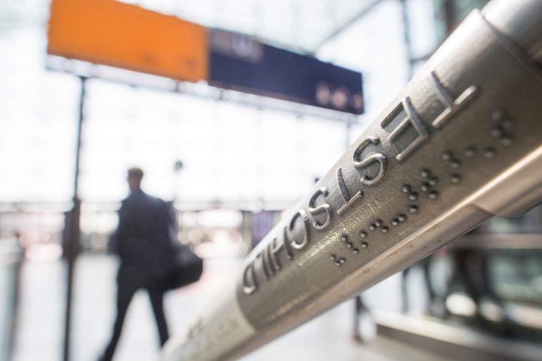 德国铁路公司（Deutsche Bahn）正在实施3D打印技术，以提供如盲文扶手等先进功能
