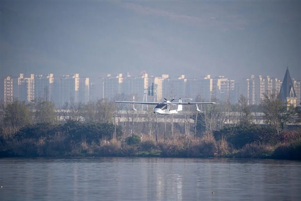 航程2800公里！“混江龙”水陆两栖无人机小河流水面起降成功
