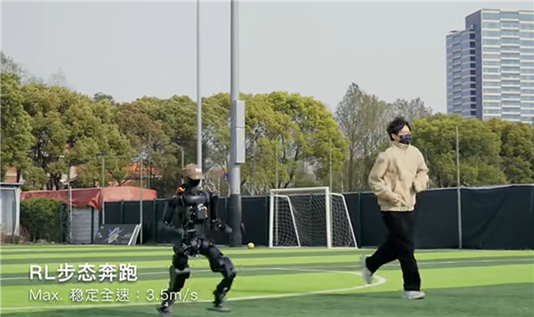傅利叶发布首款开源人形机器人:身高1.3米 最快能跑3.5米/秒