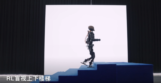 傅利叶发布首款开源人形机器人:身高1.3米 最快能跑3.5米/秒