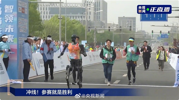 首个人形机器人半马冠军诞生：天工机器人已经冲线完赛