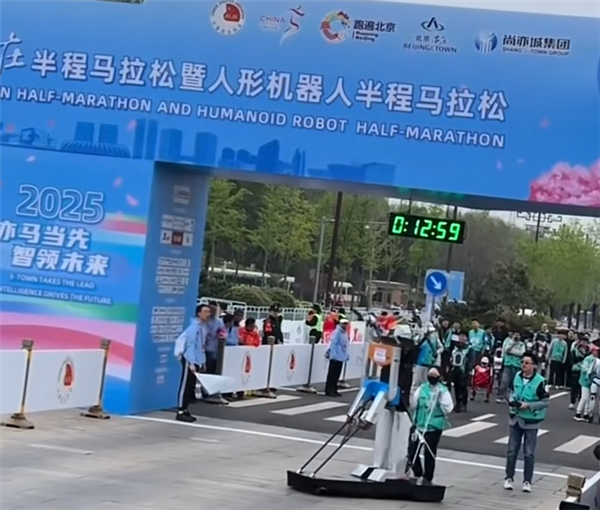 北京人形机器人比赛洋相百出 股民瑟瑟发抖：吹了半天是玩具