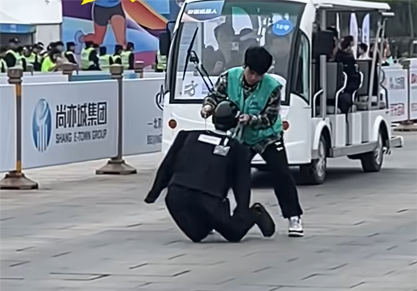 北京人形机器人比赛洋相百出 股民瑟瑟发抖：吹了半天是玩具