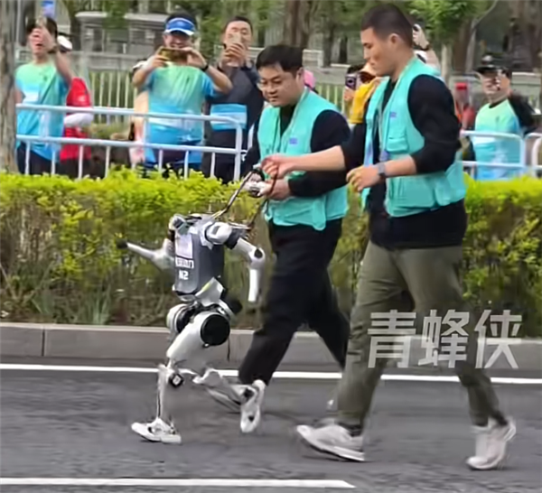 北京人形机器人比赛洋相百出 股民瑟瑟发抖：吹了半天是玩具