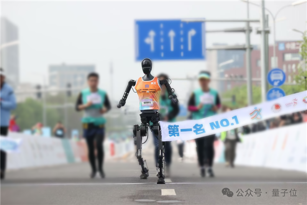 人形机器人半马冠军 为什么会选择全尺寸