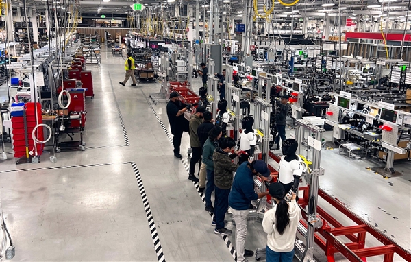 马斯克：明年将有数百万辆特斯拉实现完全自动驾驶