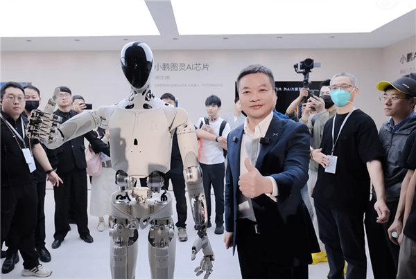 身高178cm小鹏机器人IRON亮相:即将奔赴工厂和门店“打工”