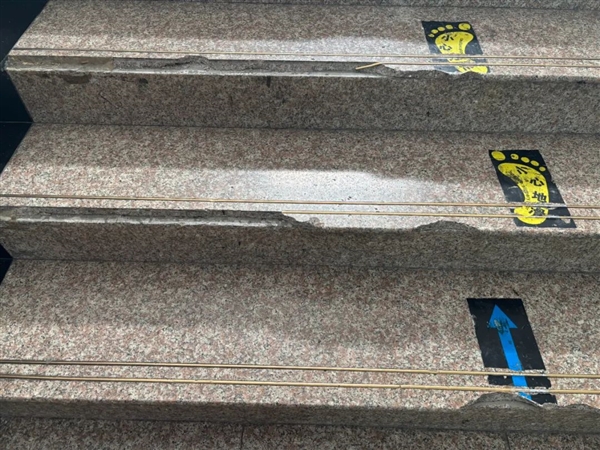 “狗啃的” 楼梯 网上酷炫的宇树 现实里是这个样的