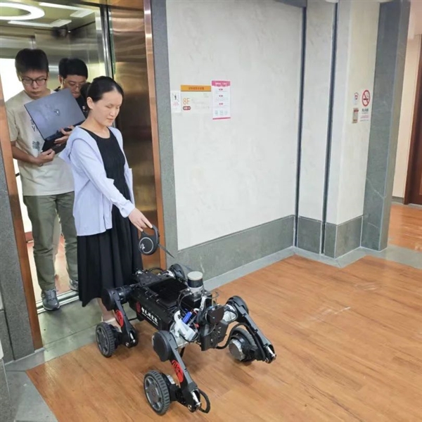智元研究院智能四足机器人“导盲犬”首秀：成功将盲人带到8楼