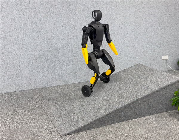 “稚晖君”出新作灵犀X2-N机器人：双轮秒变双足 咋踹都不倒