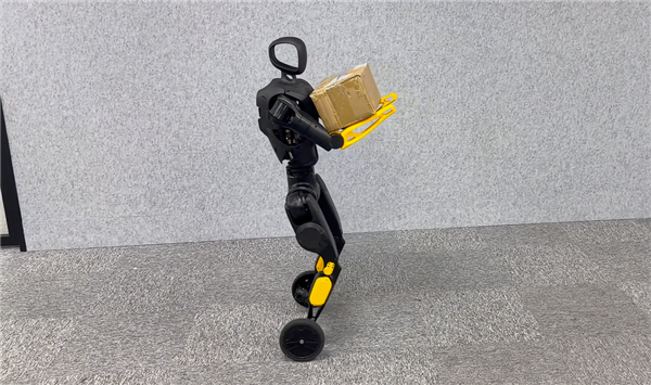 “稚晖君”出新作灵犀X2-N机器人：双轮秒变双足 咋踹都不倒