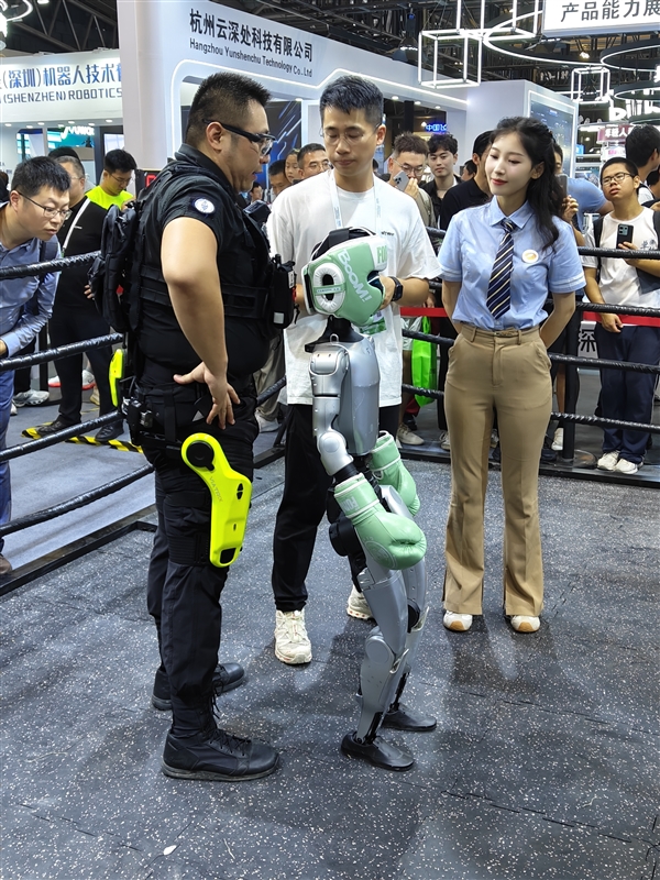 “火药味”对决！宇树机器人和真人激烈“打架”视频意外流出