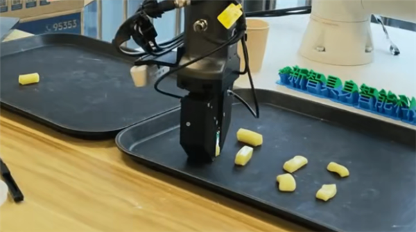 机器人也能有触觉!复旦AI“电子皮肤”首次公开亮相