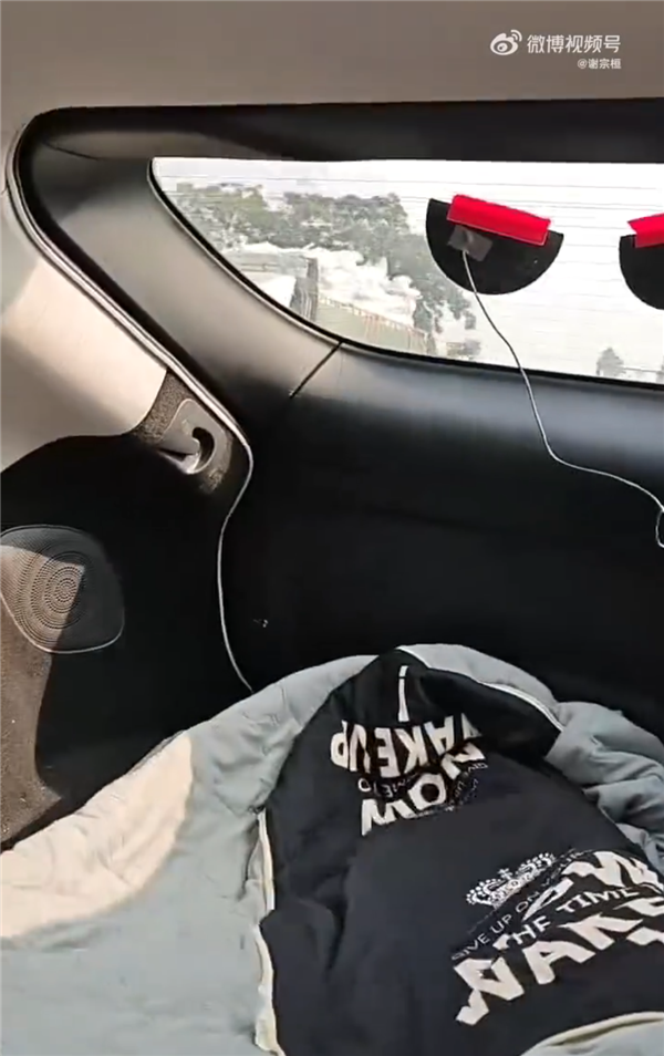 智己汽车高速上自动驾驶 司机放倒后排座椅盖被子睡觉