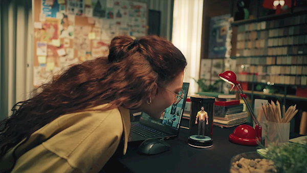 雷蛇发布全息AI助手：装杯的小女孩 能陪你打游戏