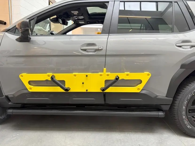 斯巴鲁工程师正在定位一个3D打印的安装夹具。照片由Stratasys提供。