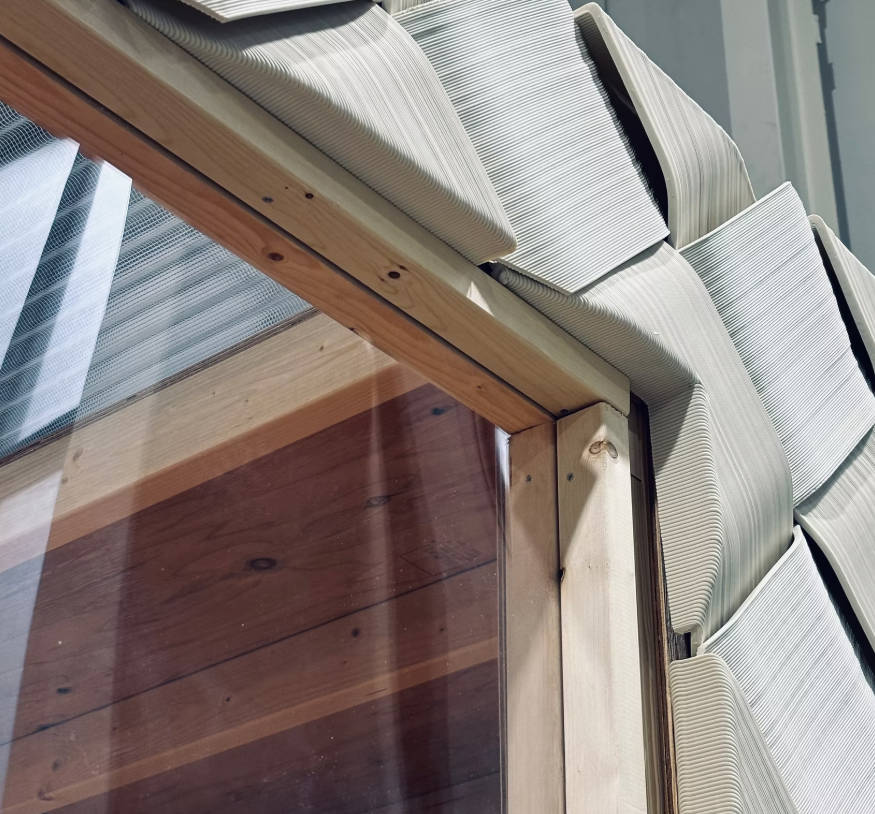 窗口周围的KNIT立面细节，清晰呈现出3D打印构件层层堆叠的感觉