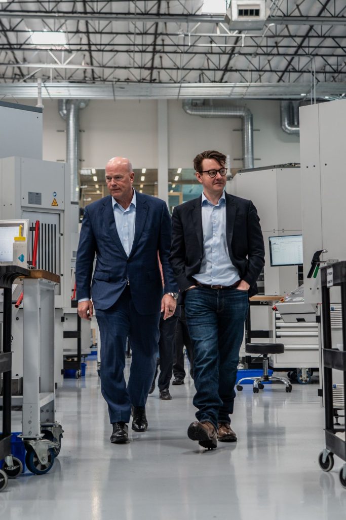 美国驻北约大使马修·惠特克正在参观哈德良的设施。照片由哈德良提供