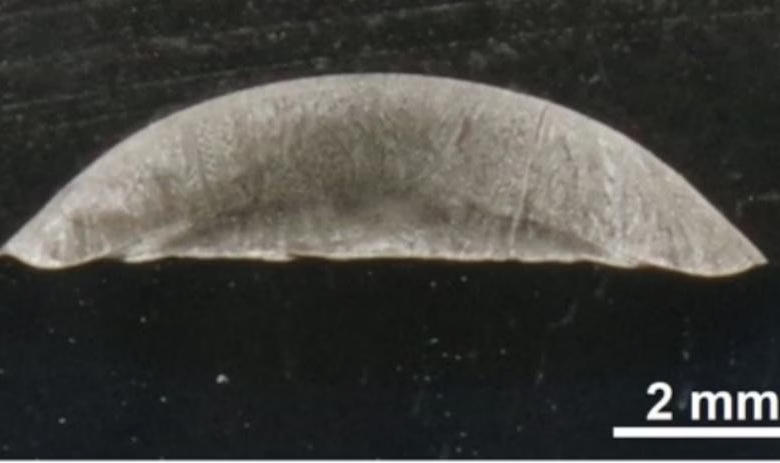 2.jpg △根据对激光辐照方法进行实验的结果，在一种激光先行的配置下，成功在已覆有镍基合金中间层的基材上形成了硬质合金