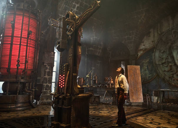 电影Frankenstein中Oscar Issac饰演Victor Frankenstein