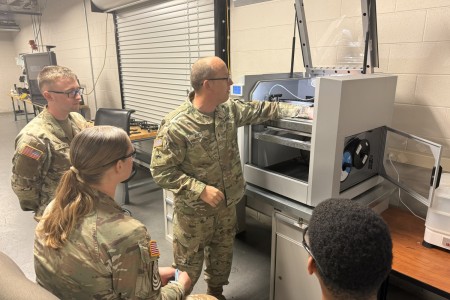美国陆军将3D打印使用纳入士兵入伍培训，推动战场按需维修能力