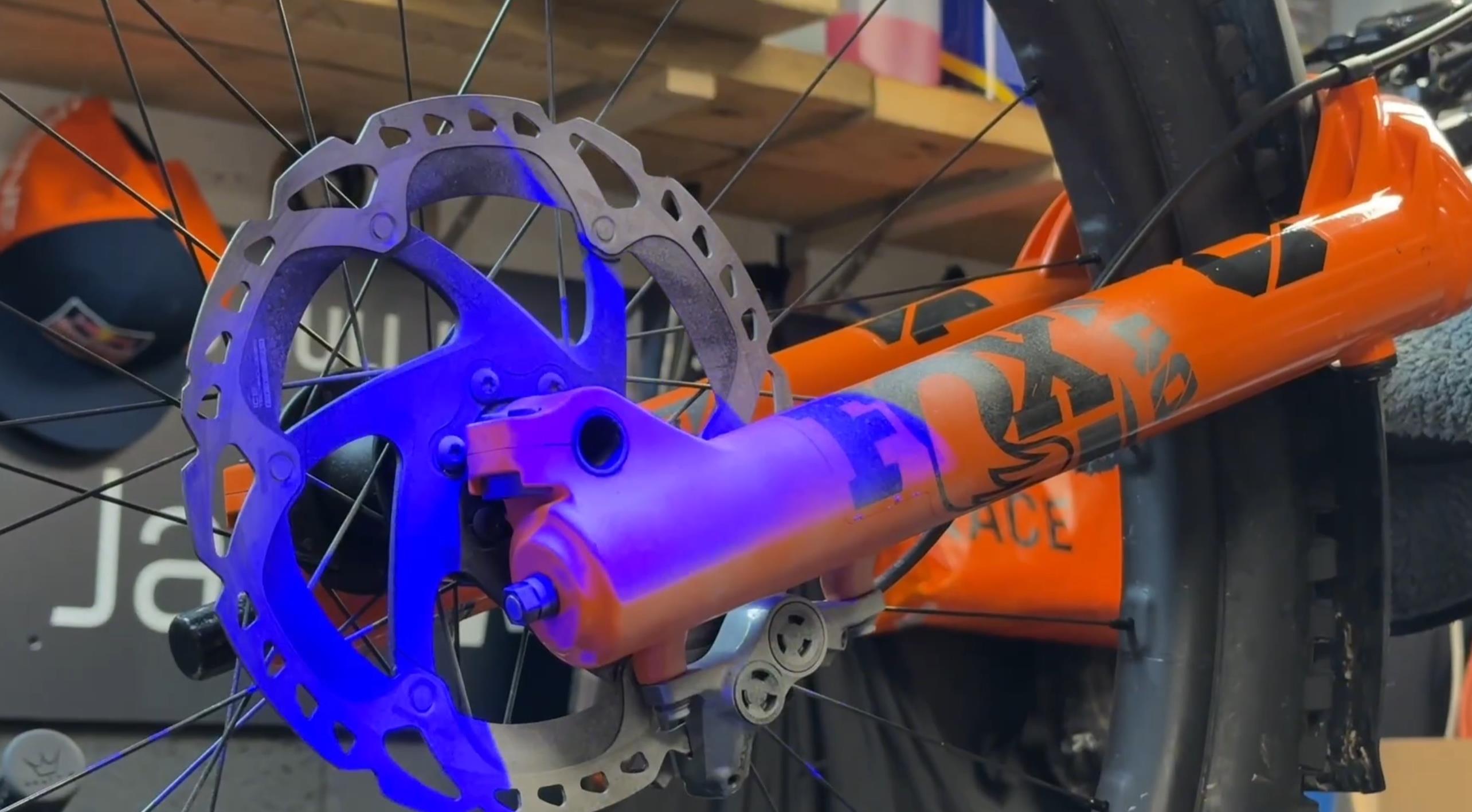 不带有刹车盘保护罩的自行车