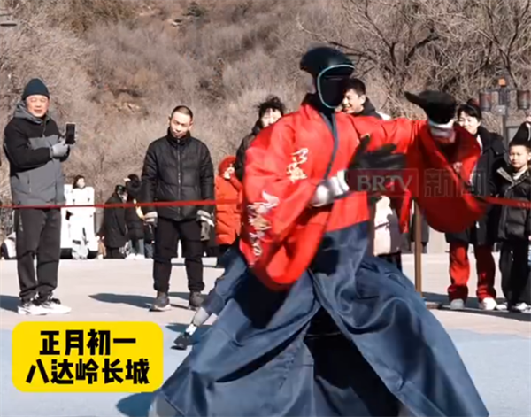 春晚同款机器人穿汉服打太极拜大年 网友：还是太全面了