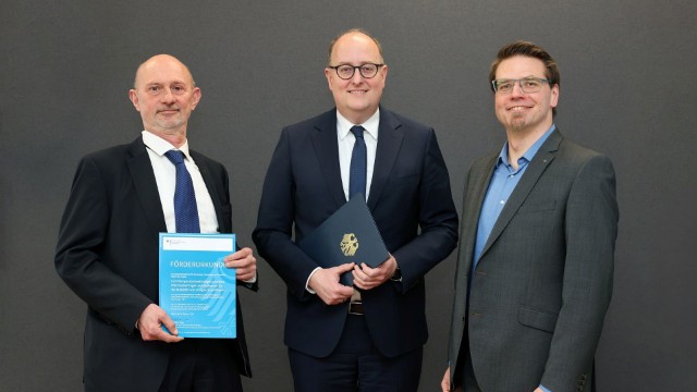 弗劳恩霍夫IMM研究所分散式和移动式氢能技术负责人冈瑟·科尔布博士(左)、德国联邦财政部和联邦技术研究部(BMFTR)议会国务秘书马蒂亚斯·豪尔以及弗劳恩霍夫ILT研究所InnoWaerm项目负责人安德烈亚斯·沃格尔波特在正式的资金批准仪式上合影 弗劳恩霍夫IMM研究所分散式和移动式氢能技术负责人冈瑟·科尔布博士(左)、德国联邦财政部和联邦技术研究部(BMFTR)议会国务秘书马蒂亚斯·豪尔以及弗劳恩霍夫ILT研究所InnoWaerm项目负责人安德烈亚斯·沃格尔波特在正式的资金批准仪式上合影