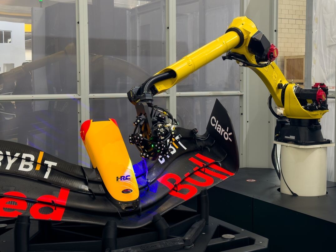 HYPERSCAN安装在工业机器人上,用于自动化检测 HYPERSCAN安装在工业机器人上,用于自动化检测