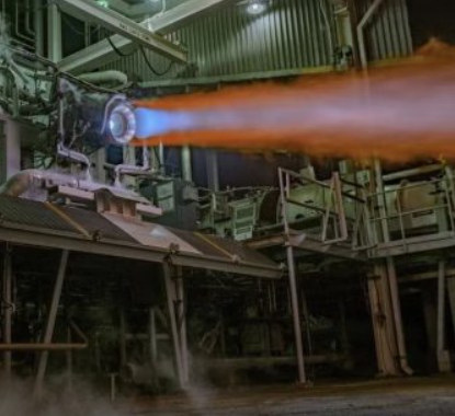 一台包含 3D 打印核心部件的 L3Harris RL10C-X 原型发动机正在进行热试车