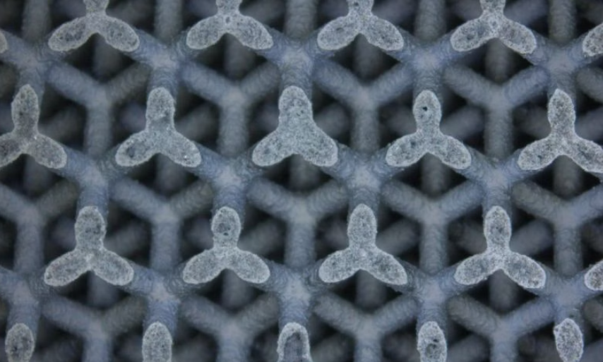 研究人员采用3D打印结合化学气相沉积，制备出高强度、抗氧化多孔碳化硅螺旋体