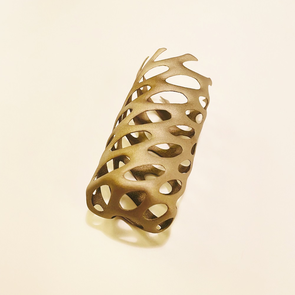 采用的哑光表面处理工艺，使钛金属呈现出均匀、不反光的质感，并具有可控的微观纹理