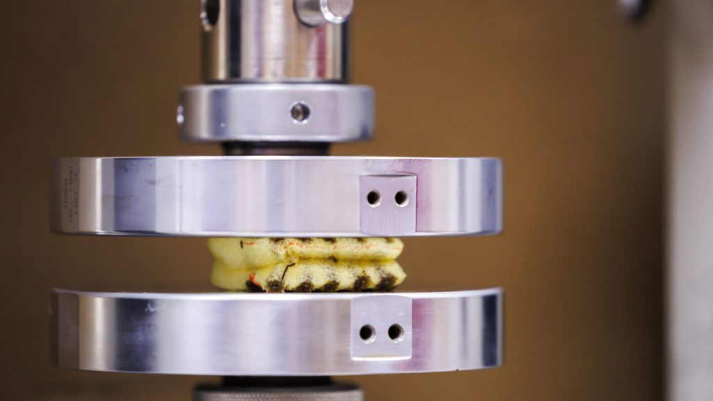 泡沫和塑料支架在压力下相互连接