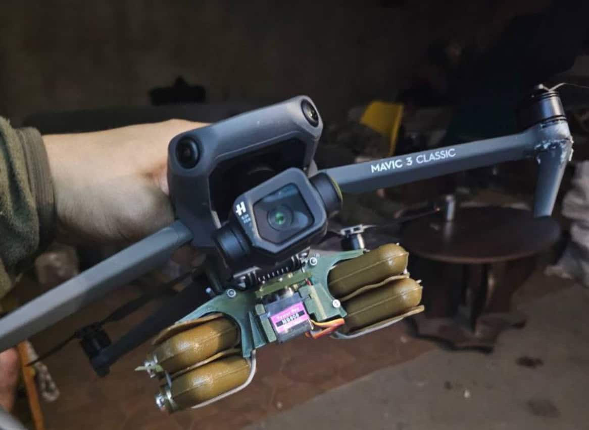 俄军使用的DJI Mavic 3无人机,已加装PFM-1型布雷系统 俄军使用的DJI Mavic 3无人机,已加装PFM-1型布雷系统