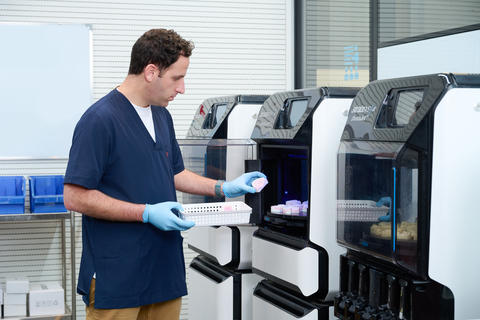 一名工程师正在使用TrueDent树脂 一名工程师正在使用TrueDent树脂