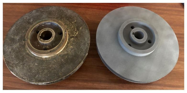 原始叶轮零件（左），旁边是3D打印版本（右）