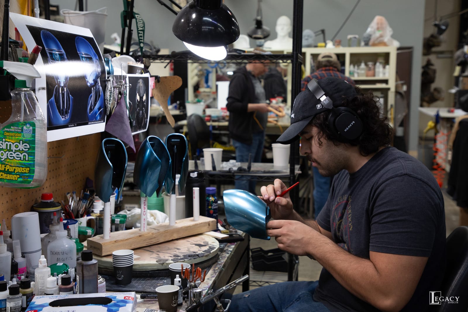 工程师正在对电子动画机器人的3D打印部件进行表面处理