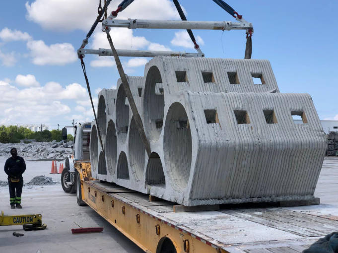 DARPA REEFENSE 3DCP X-REEFS SEAHIVE®,这是一个由University of Miami和1Print合作的DARPA项目,用于混合礁石防波堤和珊瑚生长,正在装载到卡车上 DARPA REEFENSE 3DCP X-REEFS SEAHIVE®,这是一个由University of Miami和1Print合作的DARPA项目,用于混合礁石防波堤和珊瑚生长,正在装载到卡车上