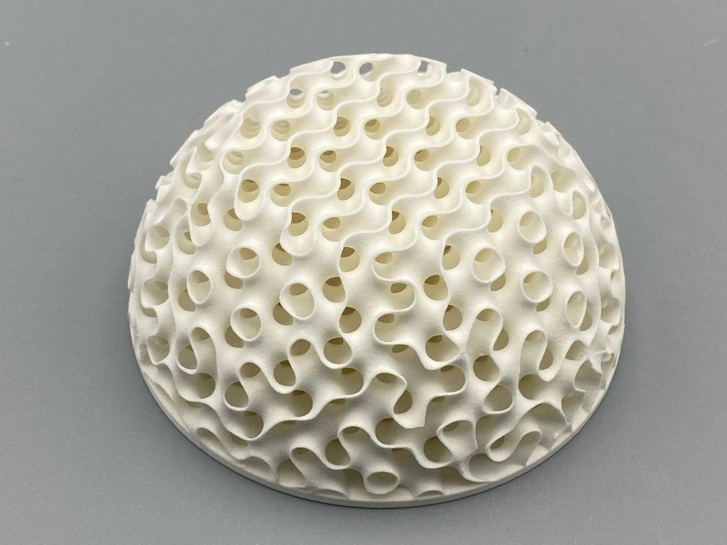 图为使用高纯度氧化铝（99.8%，HP-A 98）树脂、通过FLUX CORE 3D打印机打印而成的3D陶瓷GRIN透镜