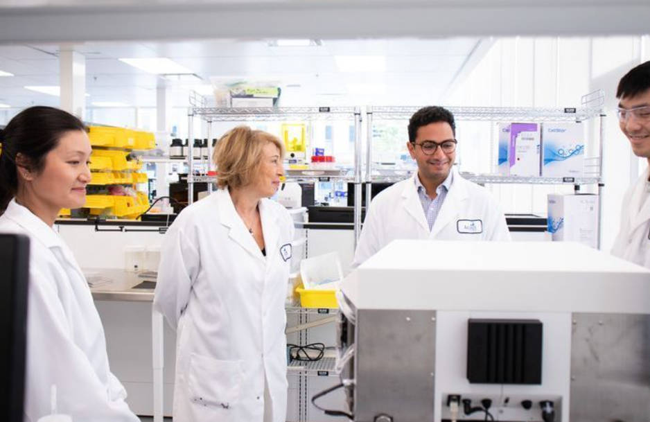 Tamer Mohamed与加拿大首席科学顾问Mona Nemer博士在British Columbia省Aspect Biosystems总部合影