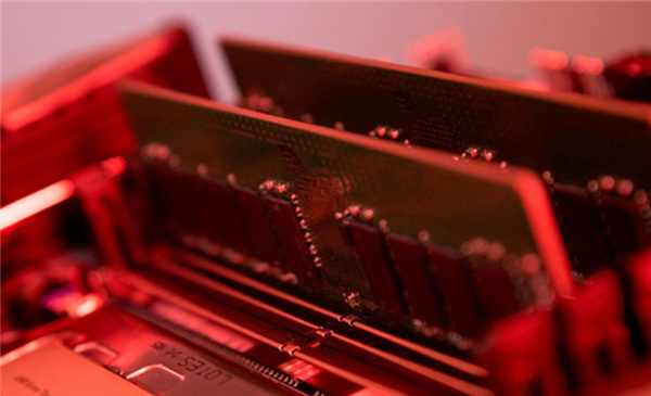 戴尔CEO预警：2028年AI内存需求将激增625倍 供应短缺难解