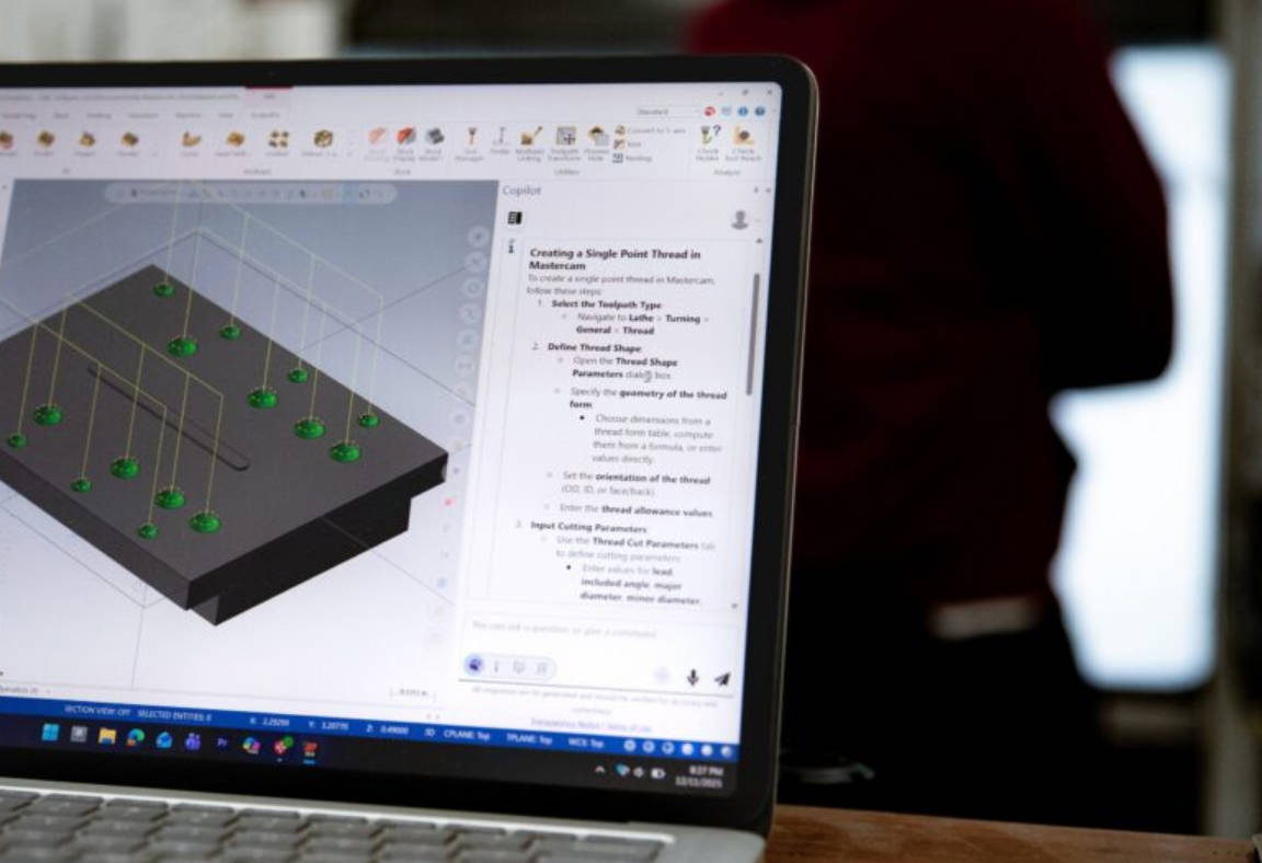 借助 AI 驱动的 Copilot，用户可通过语音或文本指令调整多道工序的进给速率与主轴转速，系统内置安全确认提示以保障操作安全
