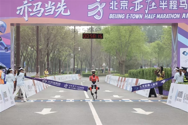 荣耀闪电夺得2026人形机器人半马冠军！50分26秒打破人类世界纪录