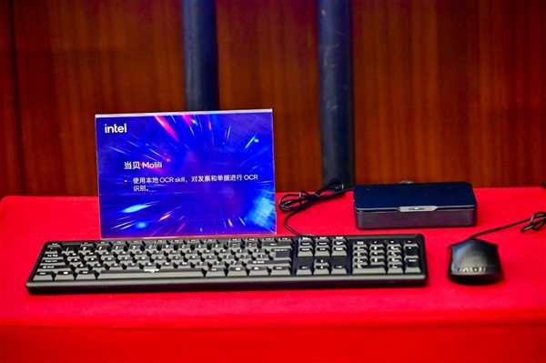 让智能体PC真正人人开机可用！看看Intel的新玩法：两个大脑的混合AI