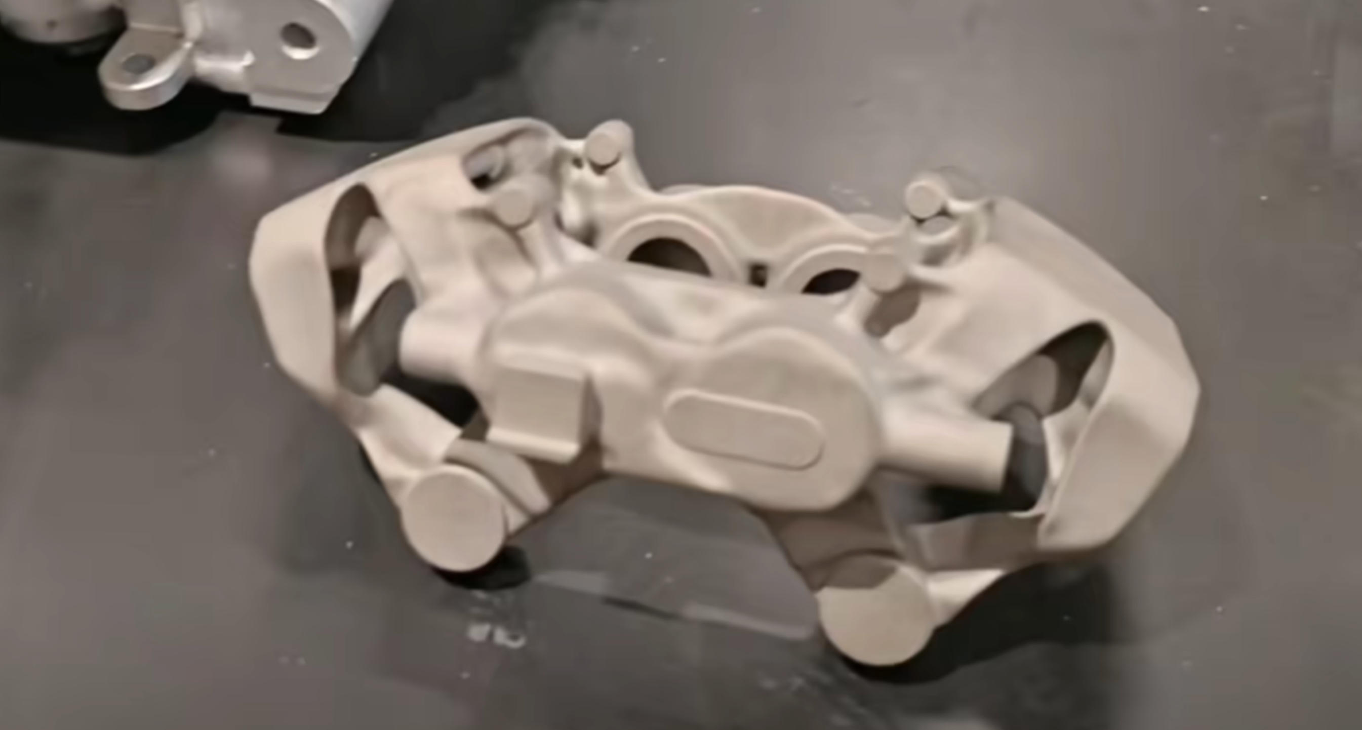 展出的未经过后处理的仰望U9X 3D打印卡钳