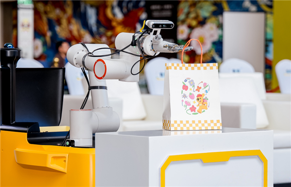 美团小黄蜂配送机器人落地重庆江北机场：外卖10分钟送到登机口